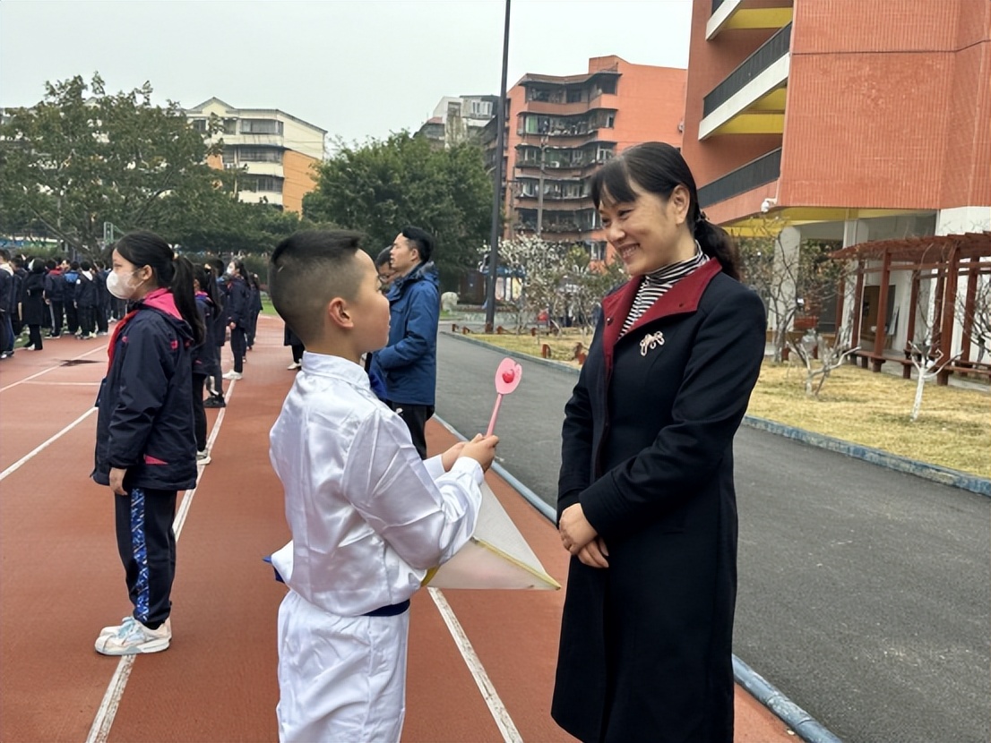 十里春光,芳华如你 成都站东小学"三八妇女节"为爱谱新篇