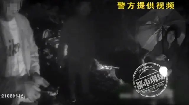 推荐男子深夜狂敲陌生人大门,大喊“赶紧做碗面”!结果让人愤怒!