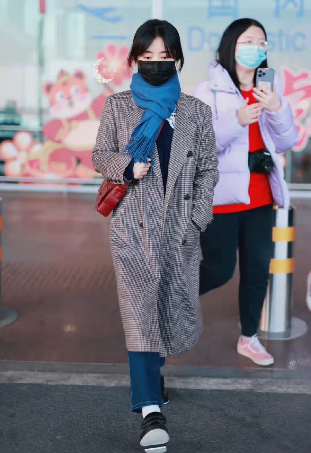 谭松韵格子长款大衣搭配深蓝牛仔裤英伦风十足温柔又显气质