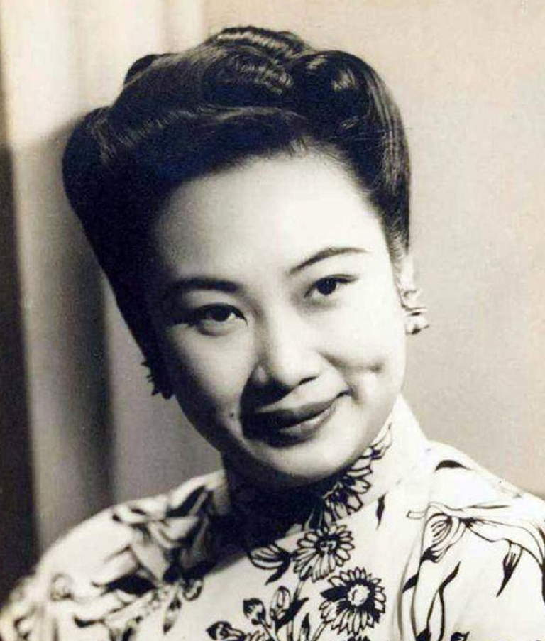 回顾胡蝶:与潘有声复婚5年后丧夫,晚年终老温哥华,与夫同葬