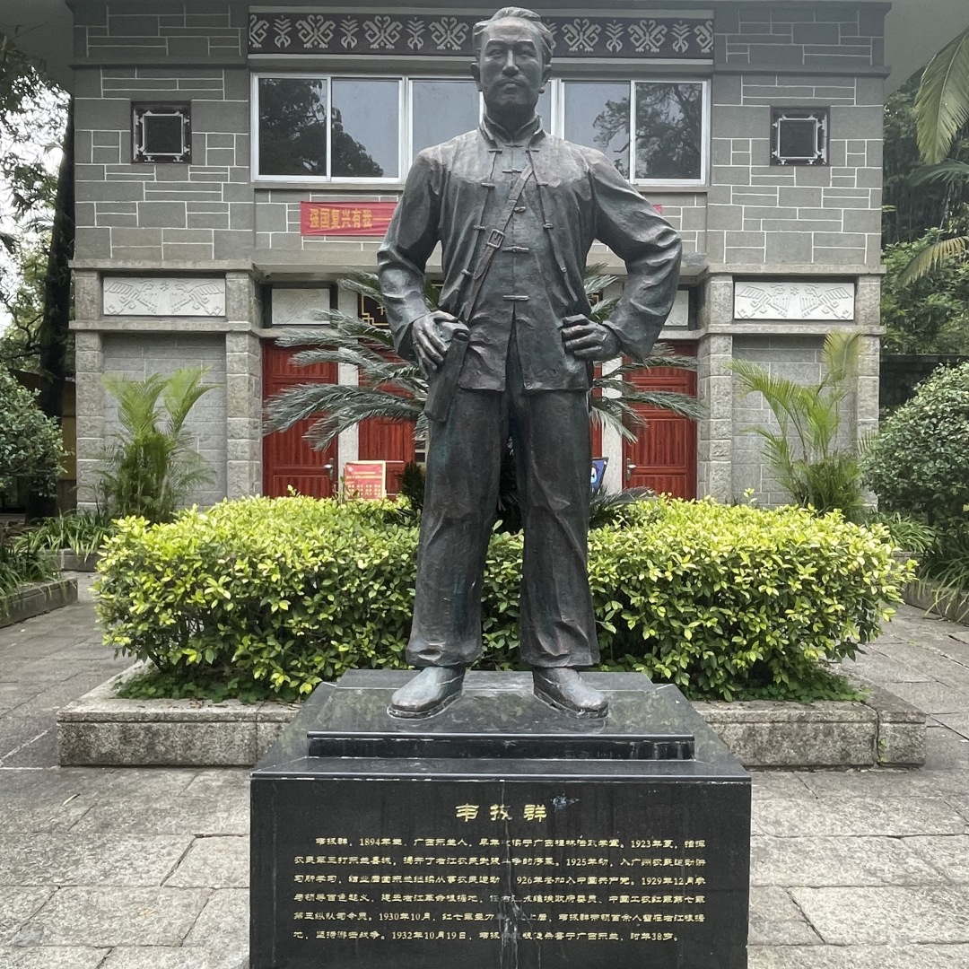 走进韦拔群烈士纪念馆聆听英雄事迹传颂拔群精神