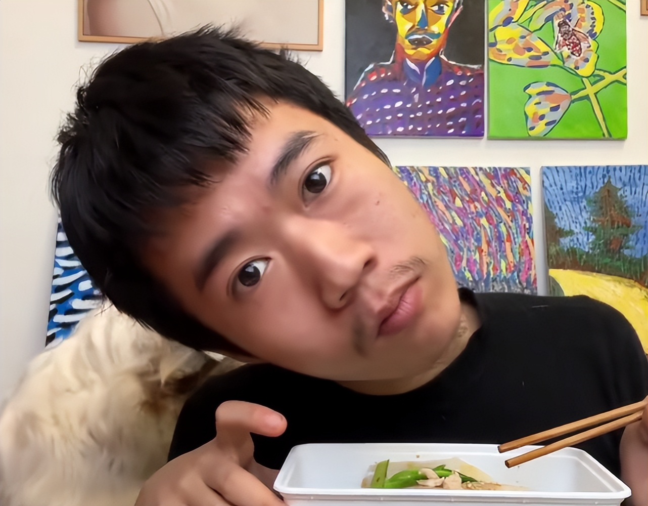 因"娘炮气质"走红网络,王甜心是在装疯卖傻,还是有人格障碍?