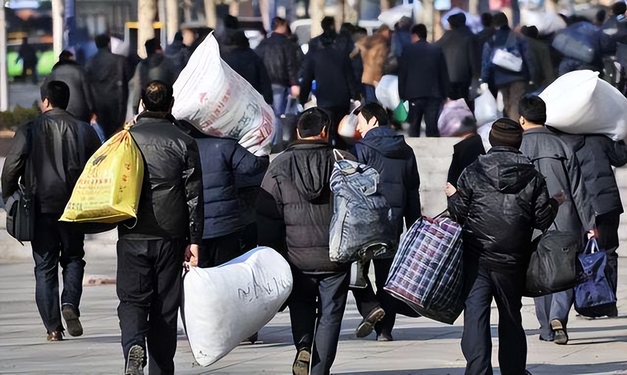 湖北男子为给女友治癌倾家荡产,女友移情别恋他人,他沦为拾荒人