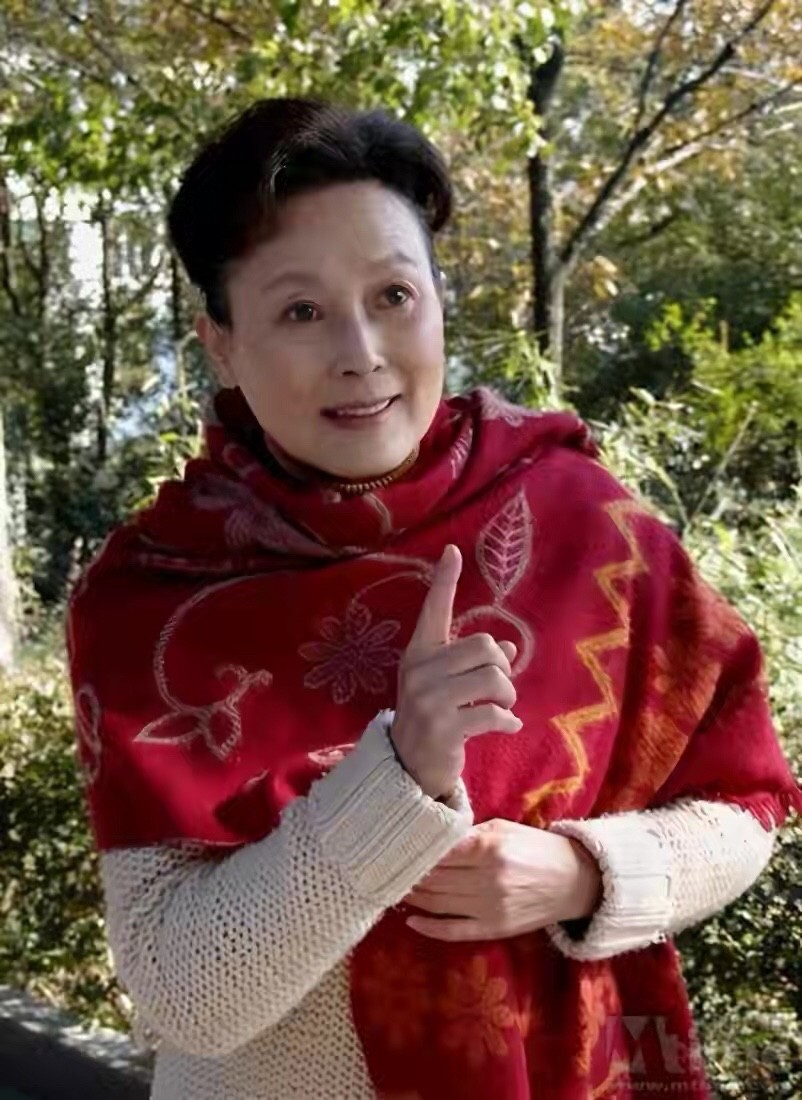 84岁的向梅还是那么迷人,黑裙配红披肩优雅端庄,真是美了一辈子