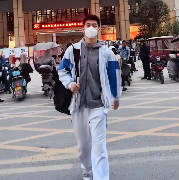 高颜值初中男生放学照走红,成绩好会打篮球,185令女大学生心动
