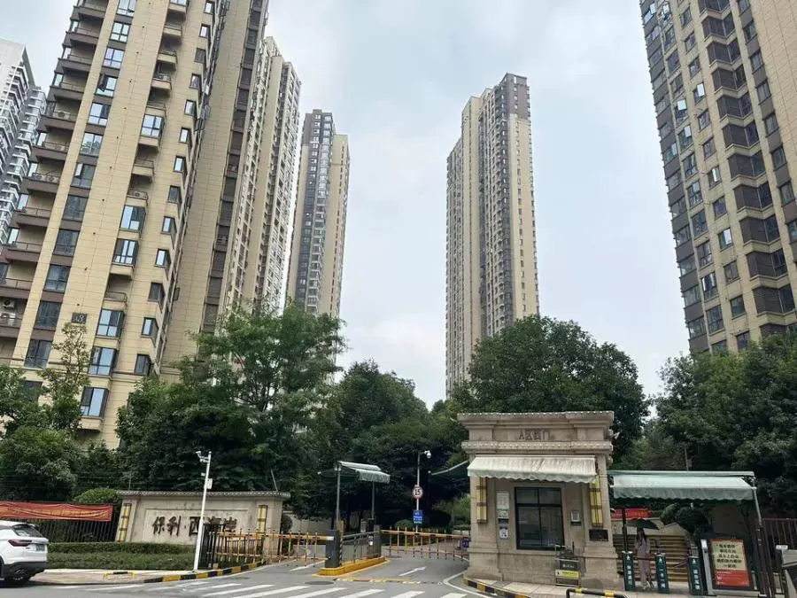 滨江新城超大型休闲生活体验中心,长沙保利西海岸法拍房降价45万