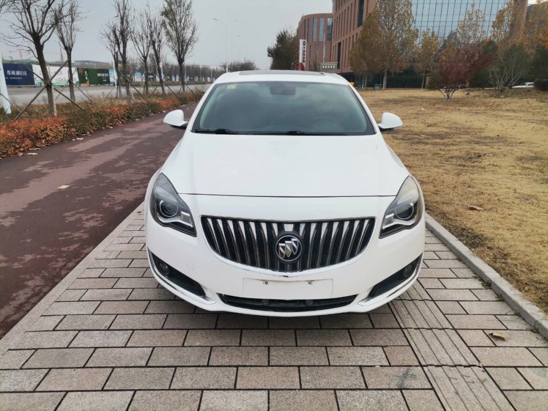 三个小盾牌的车牌是什么车?