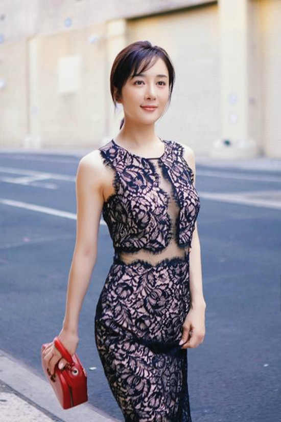 "率性女神"全智贤走温柔风 穿白色蕾丝好温婉 身材不像两孩妈