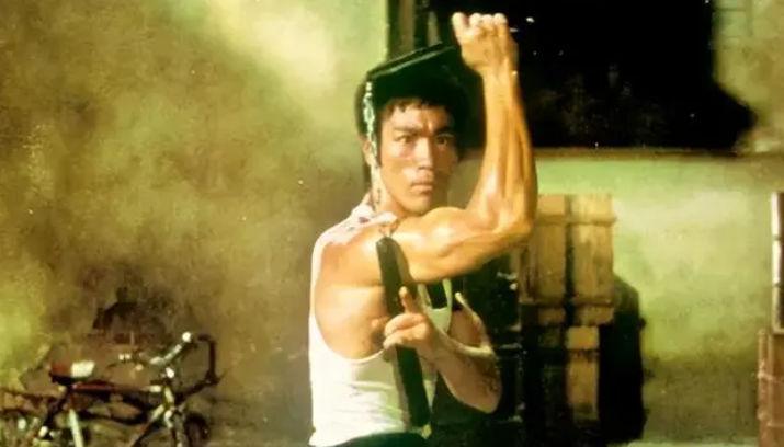 李小龙肌肉照:体脂仅3%,后背练出"圣诞树",一般人很难达到