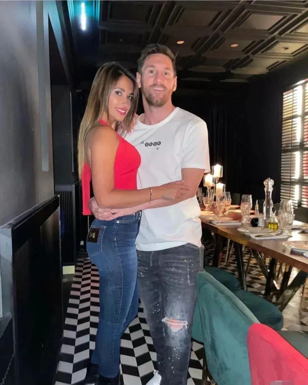 梅西:真是好福气,老婆穿红色齐臀超短裙,看上去十分性感!