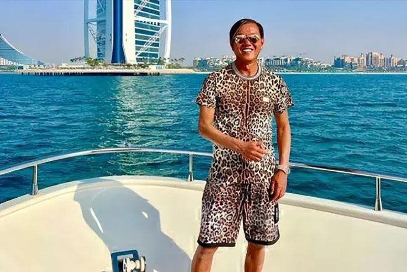 现在的洪永时已经五六十岁了,但他的审美这么多年来似乎一直都没有变