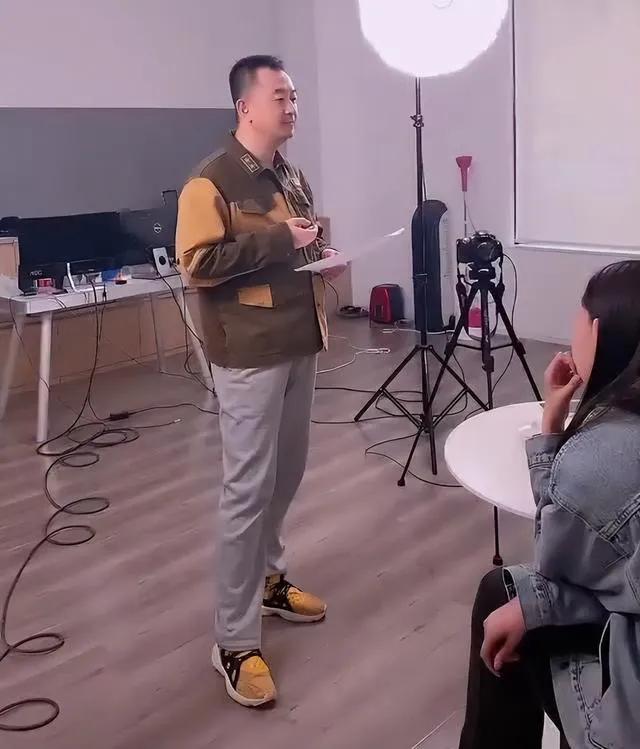 《狂飙》"程程"近况曝光:与丈夫黄海波打球,黄海波表现引争议