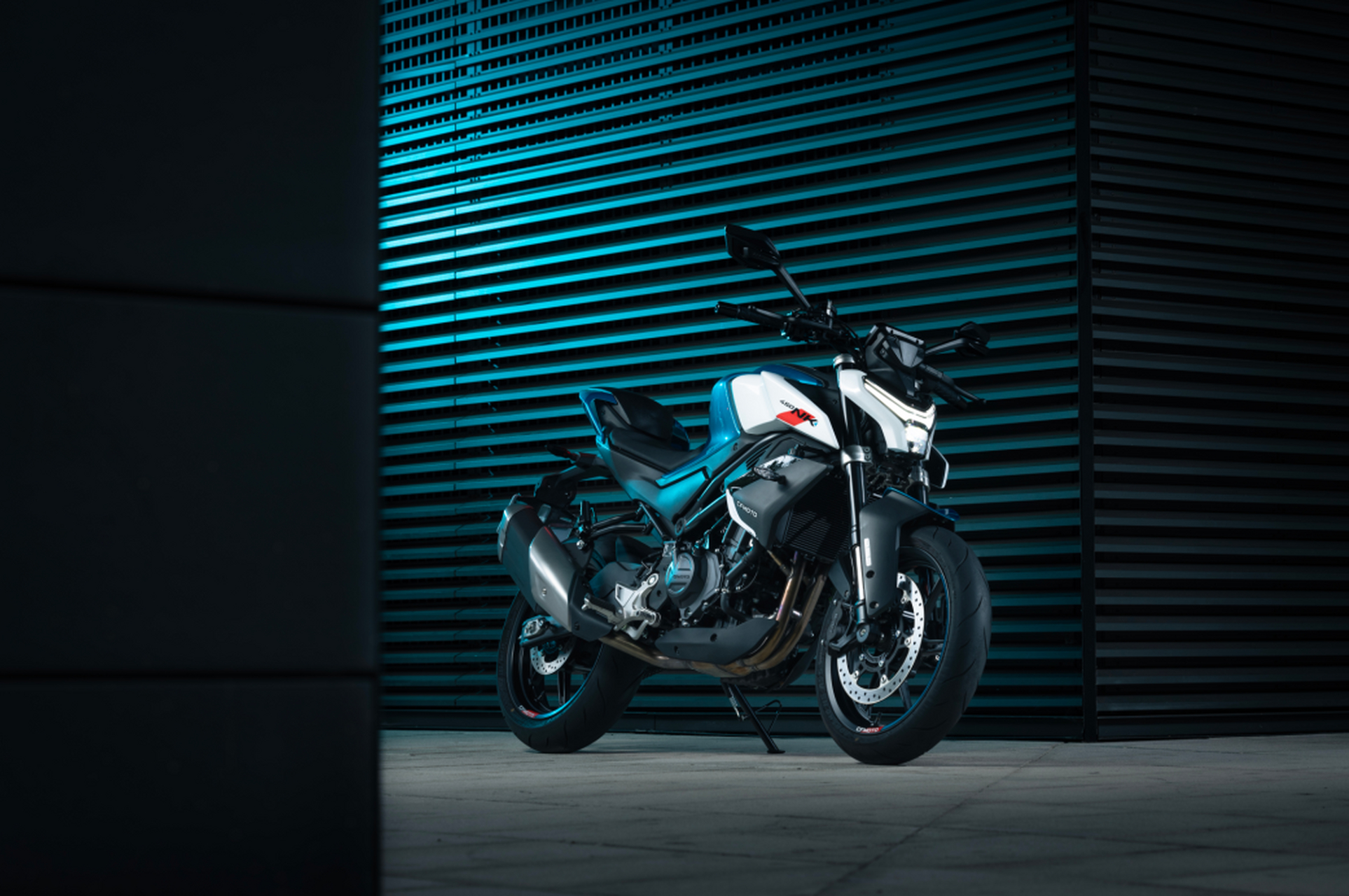 93春风450nk,一款号称要"建立中排街车新秩序"的全新车型,搭载独特