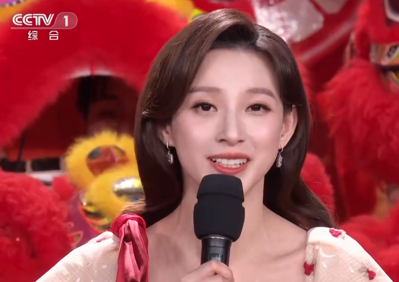 湖南元宵晚会主持班子集体翻车,河南台新颖,央视主持成最大赢家