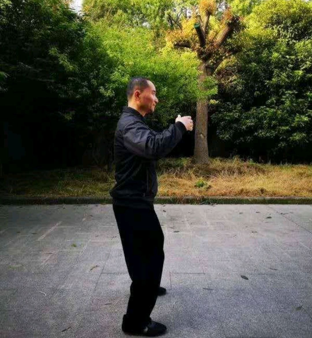 名医于永年,擅长用站桩功法治疗慢性病,方法简单,效果很不错