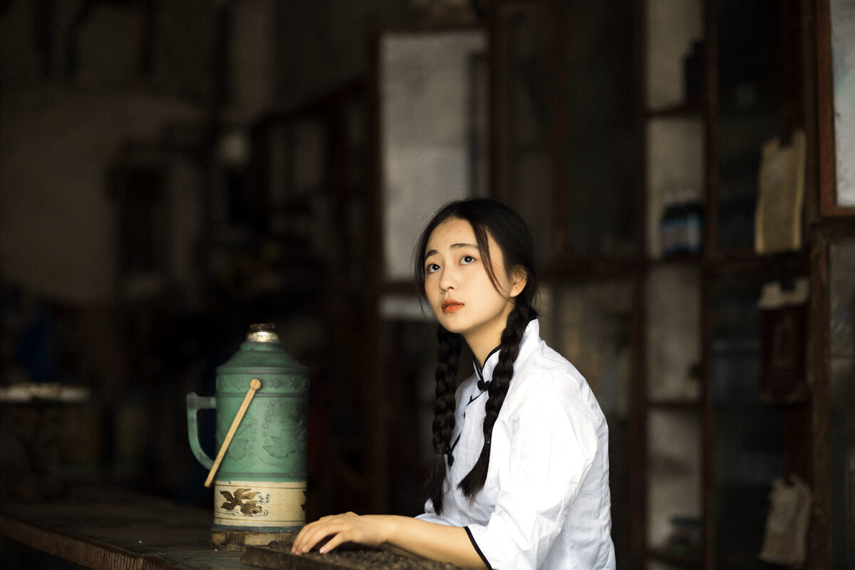 张爱玲《心经》:一个少女爱上了自己生父,既令人难过又让人唏嘘