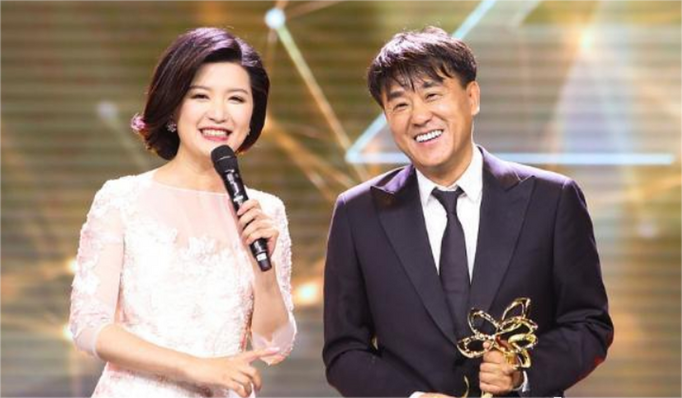 一天,何冰跟儿子在家看电视,没想到儿子看到了何冰演得电视剧后,吃惊