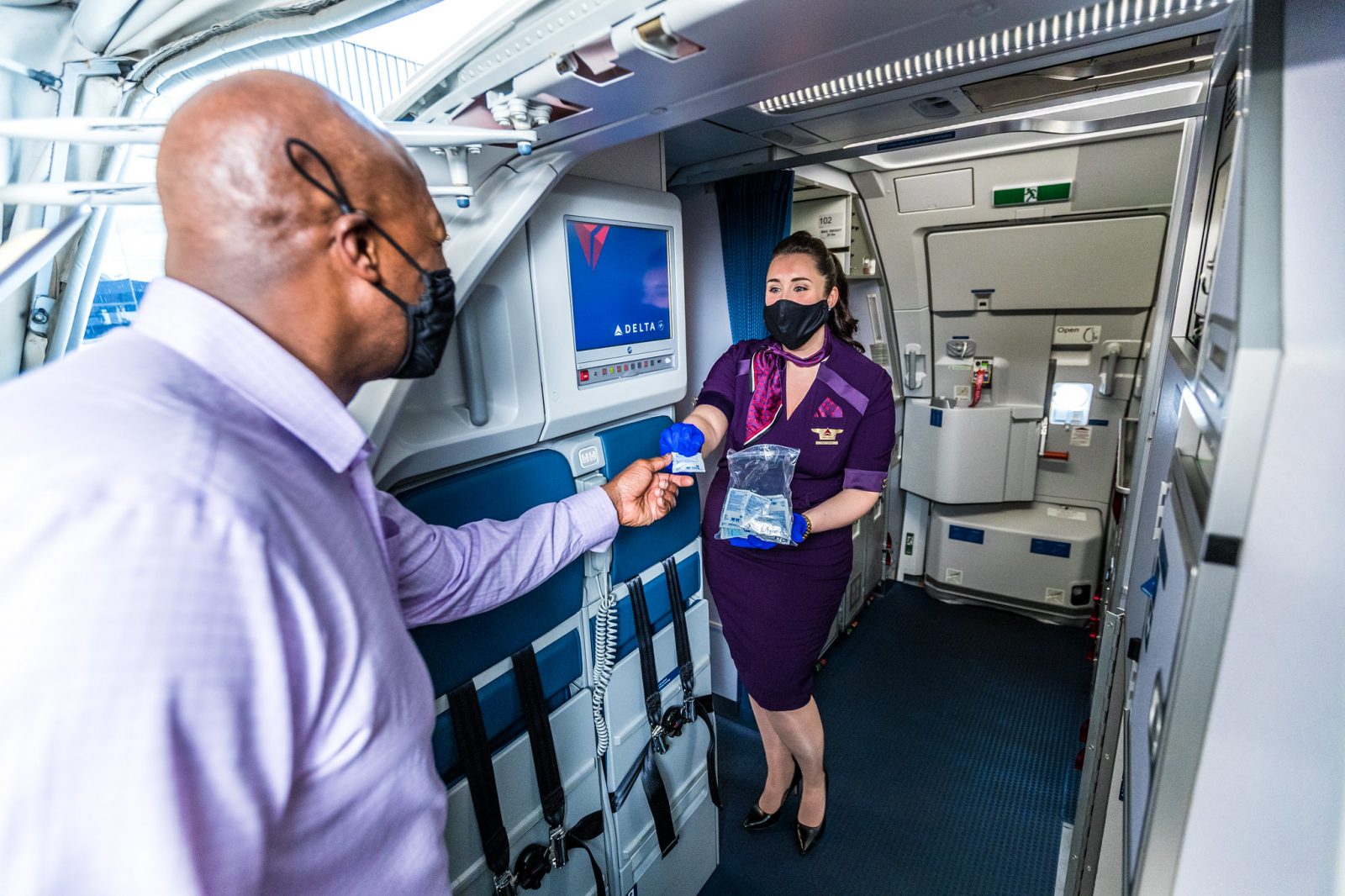 不管了!10名美国航空公司负责人请愿,要求取消口罩令!