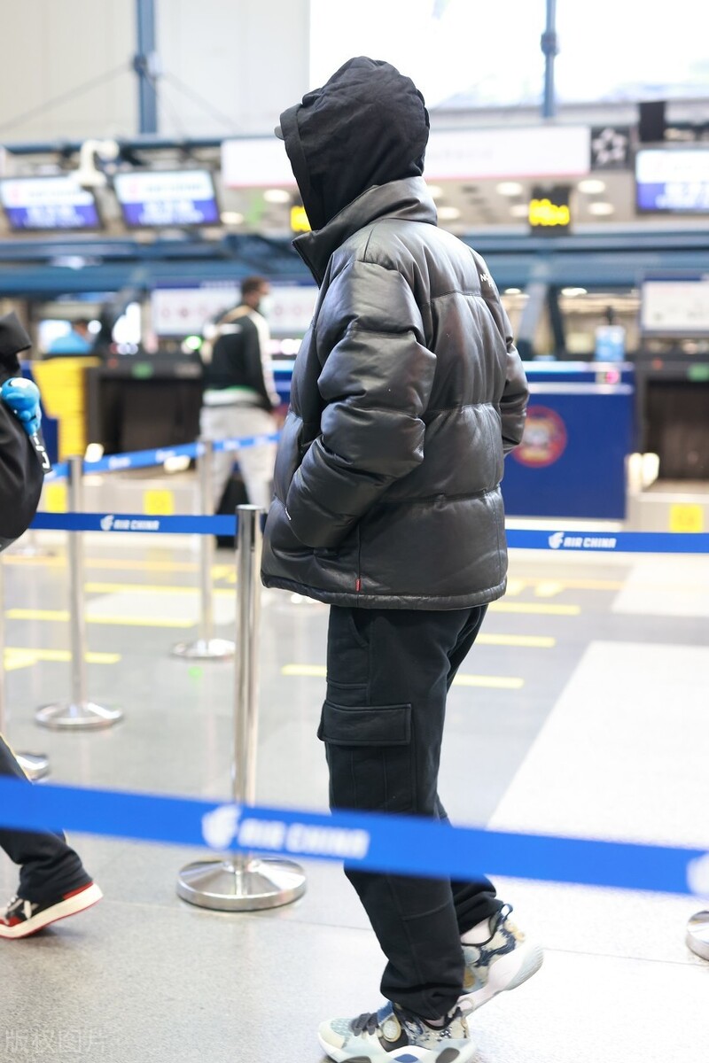 北京,张哲瀚现身机场.