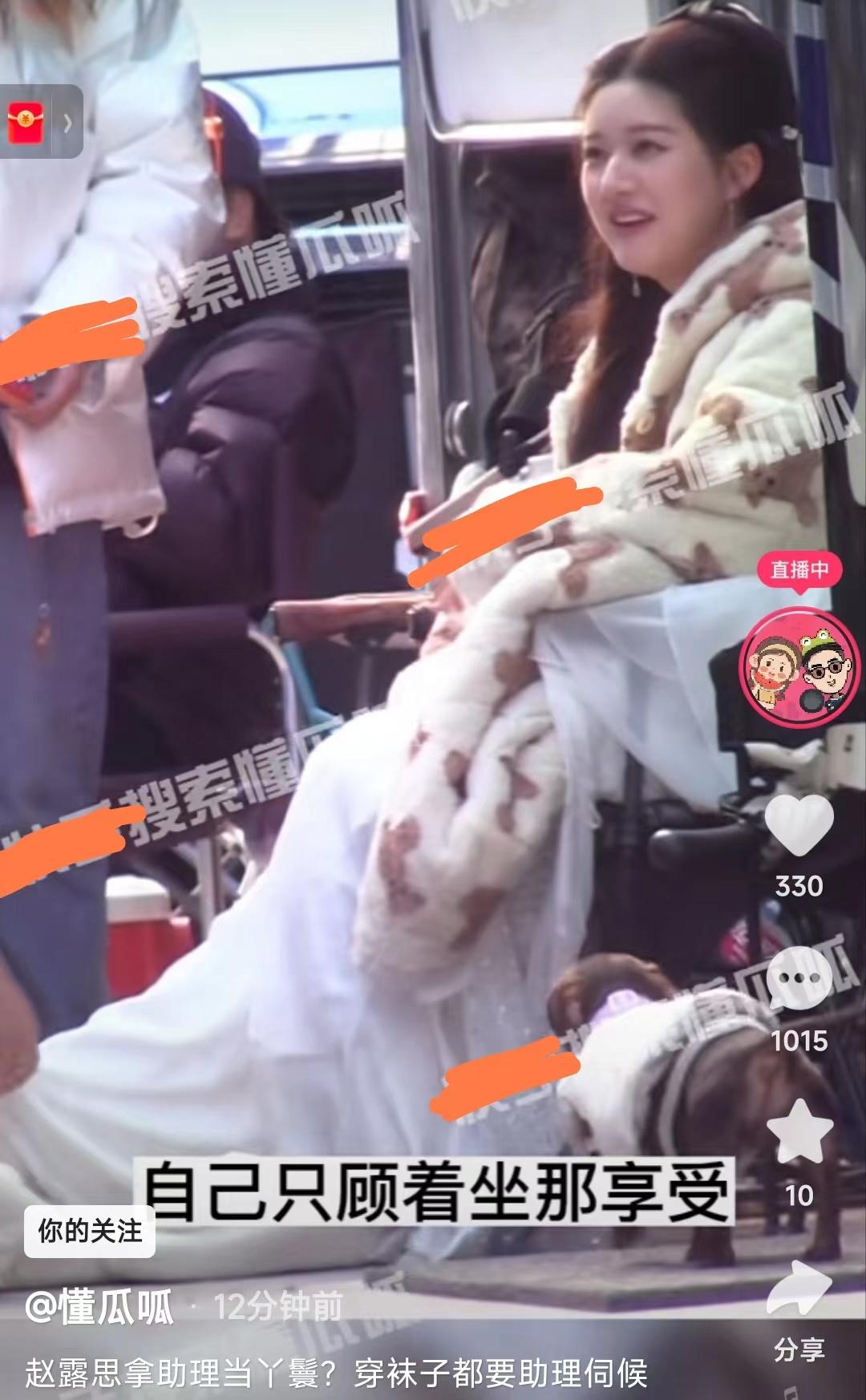 赵露思被助理脱鞋,脚又白又瘦好漂亮只可惜第二个脚指头太长