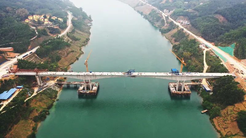 广西首座波形钢腹板连续刚构桥——都巴高速都阳连接线红水河特大桥顺利贯通