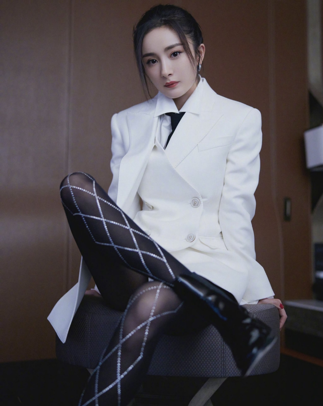 杨幂罕见霸气太少见!穿黑丝贴闪钻性感爆棚,光腿秀性感绝了