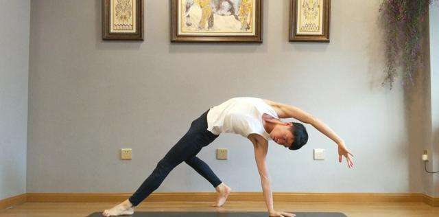 世界上身体最柔软的人,四肢可以任意折叠,她的一个动作无人超越