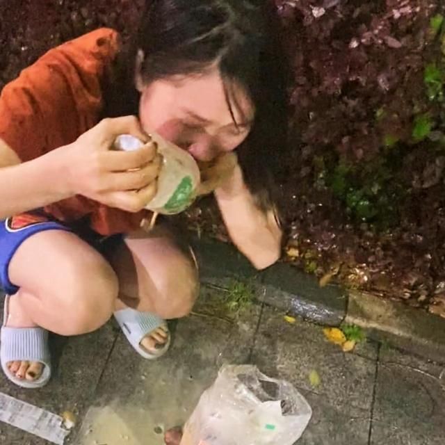 湖北一女子拿奶茶摔倒,雨中边哭边用手捧着剩下的喝,网友:至于吗