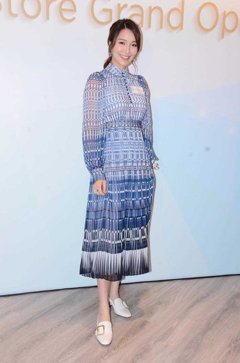 王祖蓝真是好福气,娇妻李亚男穿蓝色衬衫裙知性优雅,减龄温柔