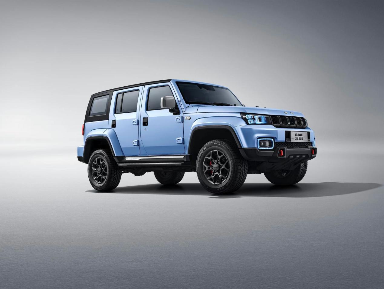 16.99万起,海风蓝上身,新款bj40刀锋英雄版上市