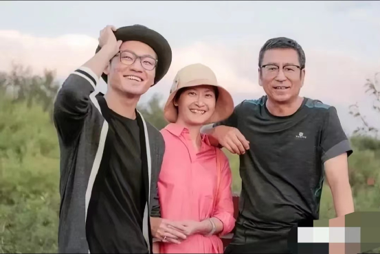 白岩松结婚23年的老婆原来是熟悉的她!肤白貌美气质优雅