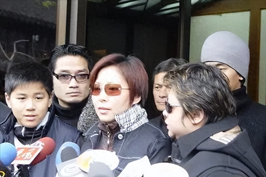 柯受良去世20年后答应帮他照顾妻子的刘德华张学友做到了吗