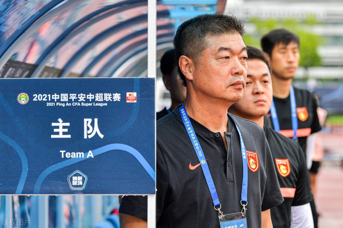佩服!中超传出消息:河北队教练明知球队困难,依旧选择返回中国