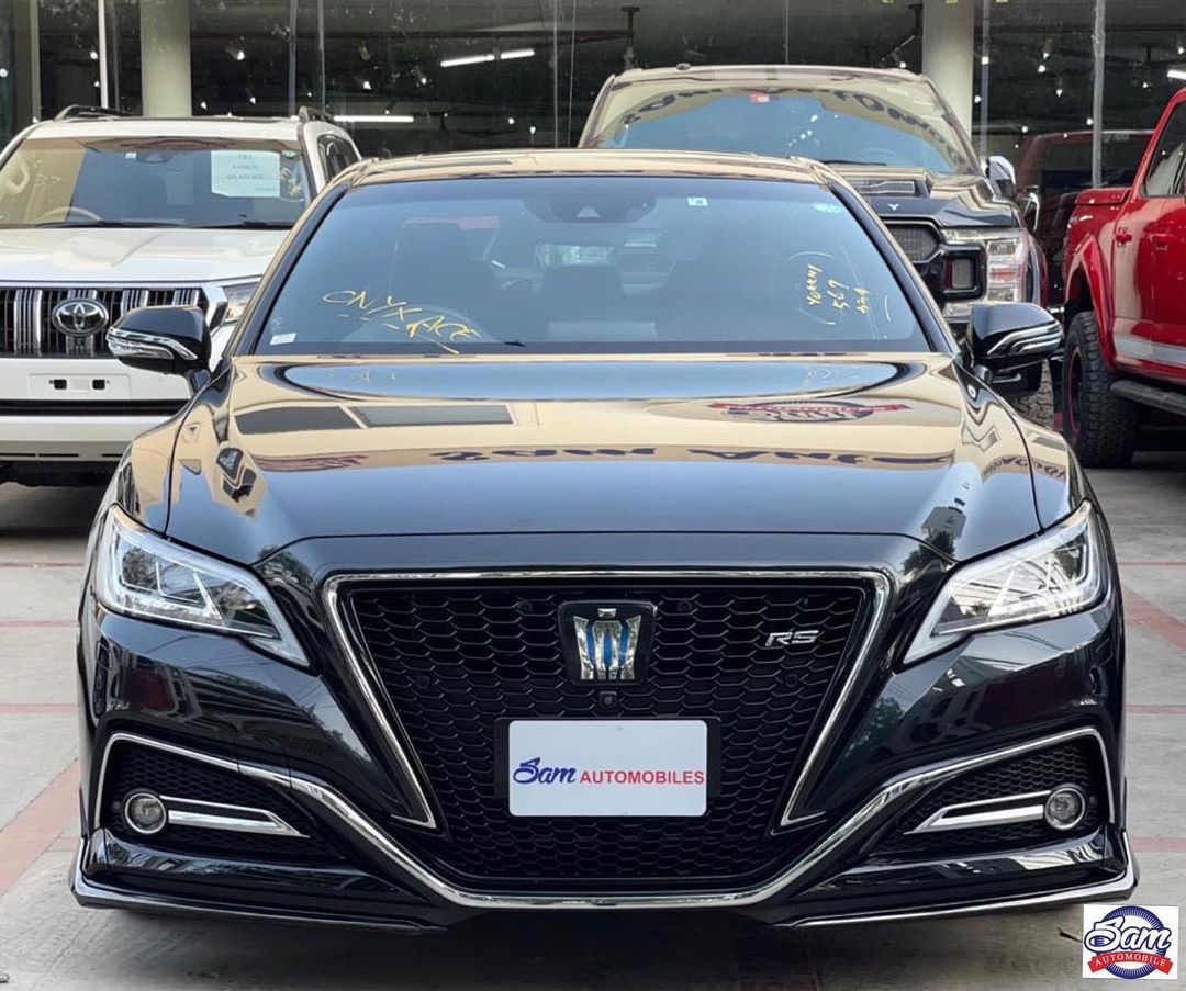 街头实拍新款皇冠,或年内引入,2.5混动 后驱,依然霸气!