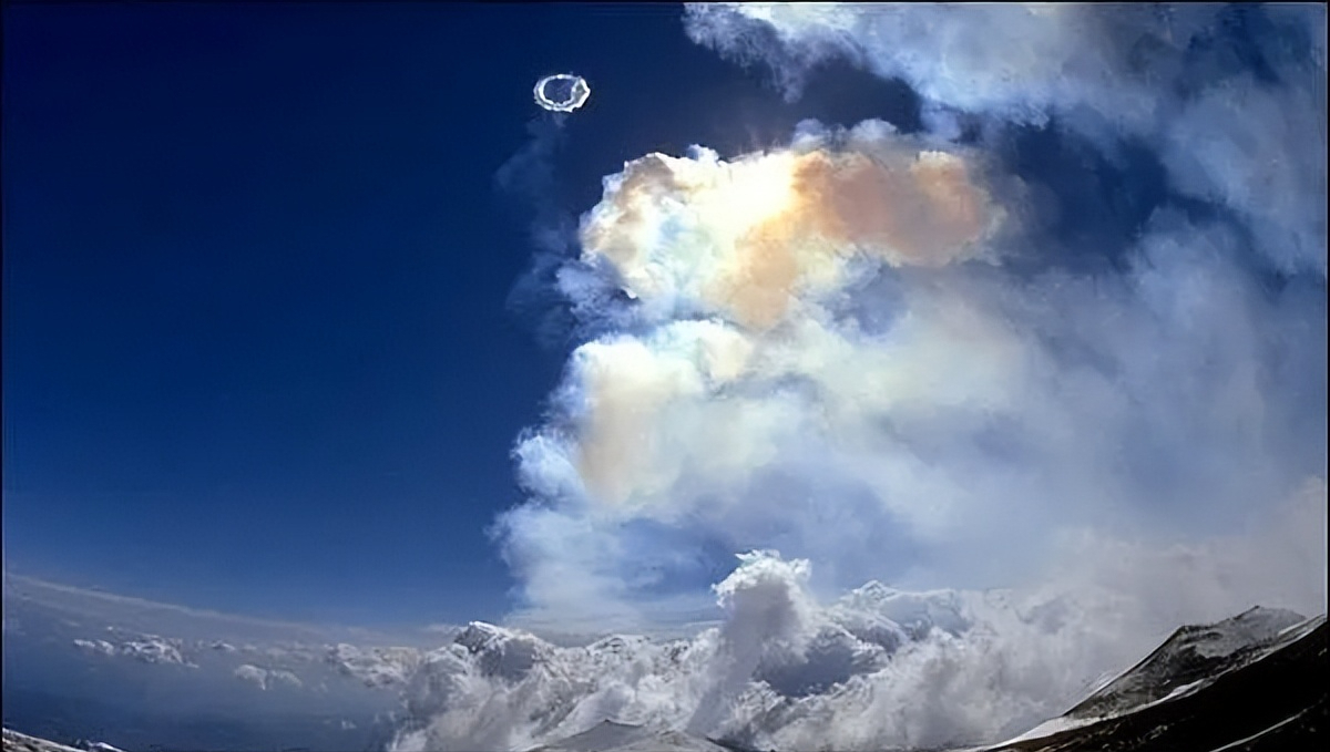 难倒科学家?欧洲火山持续喷出奇怪烟圈,到底是如何形成的?
