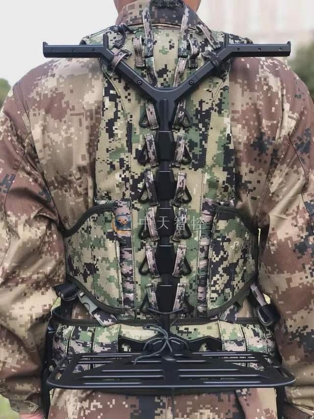 国产单兵外骨骼系统性能升级!载重达70公斤 1分钟内实现快速穿戴