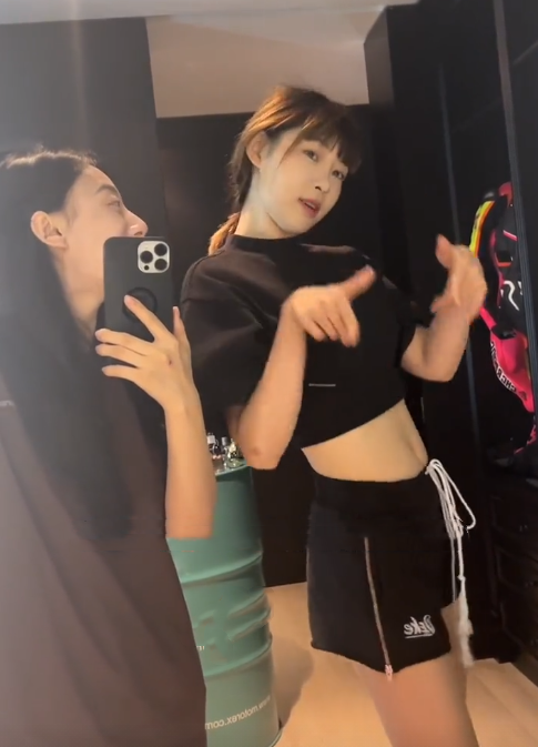 网红痞幼穿"露脐装"弯腰,网友却在关注腰间纹身:有故事