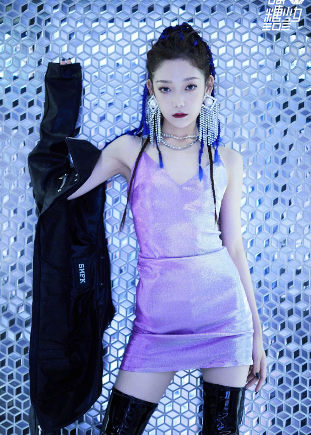 希林娜依·高的身材好绝,当她脱下外套后,男粉都看直了眼
