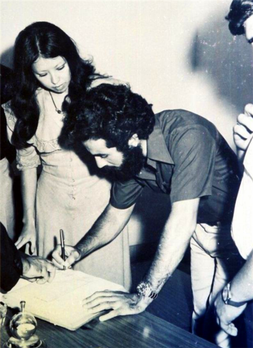 三毛与荷西的浪漫爱情,真如她笔下那般美好?邻居:是她一厢情愿