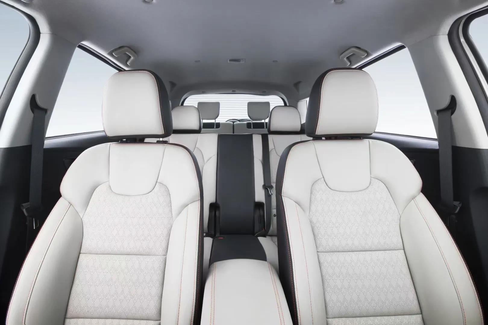 6万多买7座suv?全新东风风光560实车现身,造型霸气,换字母车标