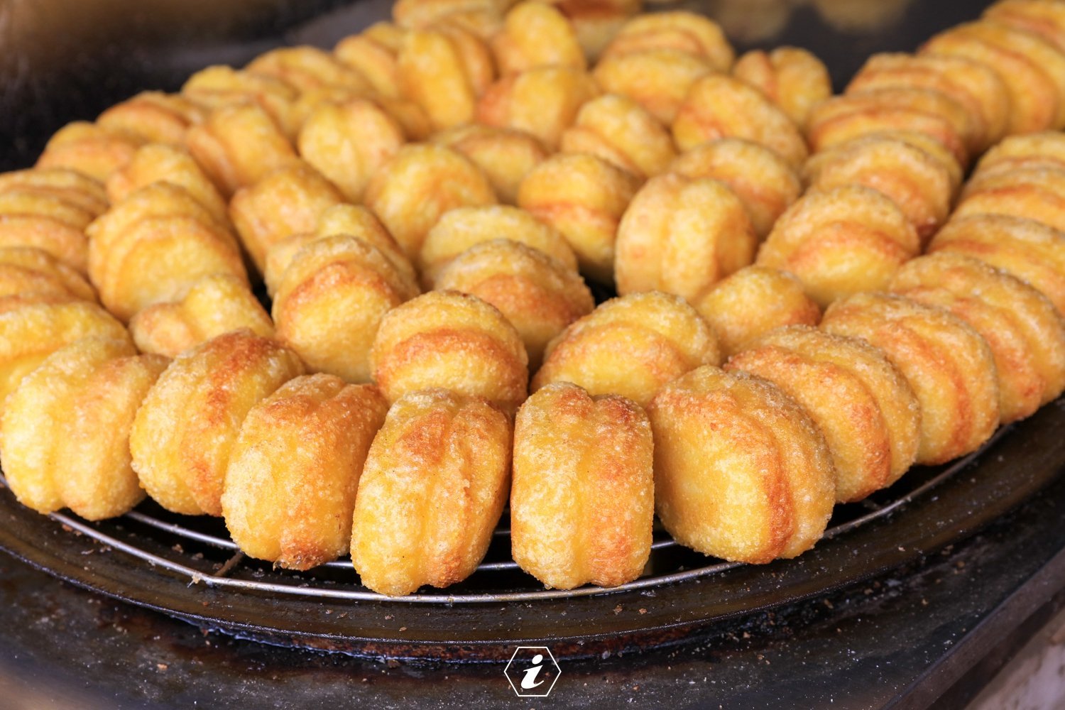 来到苏州吴江黎里古镇,不尝尝软糯香甜的黎里油墩?