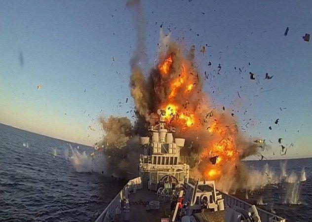 伊朗导弹直扑美军航母,撞击海面发生爆炸,碎片海上四处飞溅