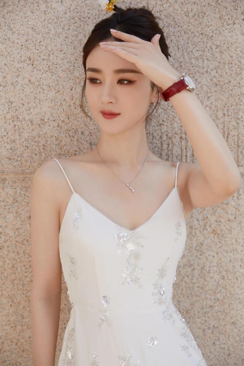 赵丽颖刺绣吊带裙造型:优雅唯美,倾国倾城##女明星日常穿搭# #夏日