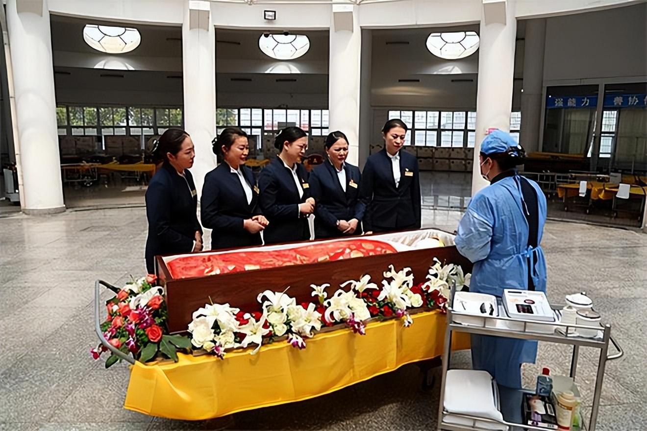 02年安徽女人干殡葬21年最熟悉冻尸和棺材1年5000场告别仪式