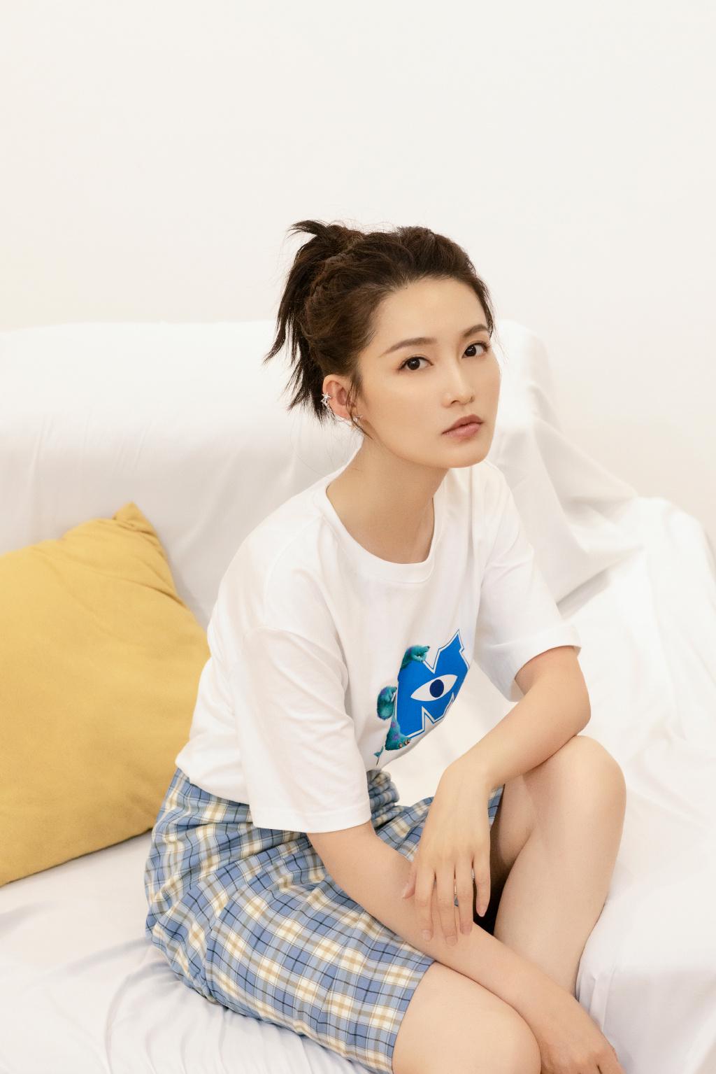 李沁就是"初恋脸",穿白t配格子裙,清新养眼少女感十足