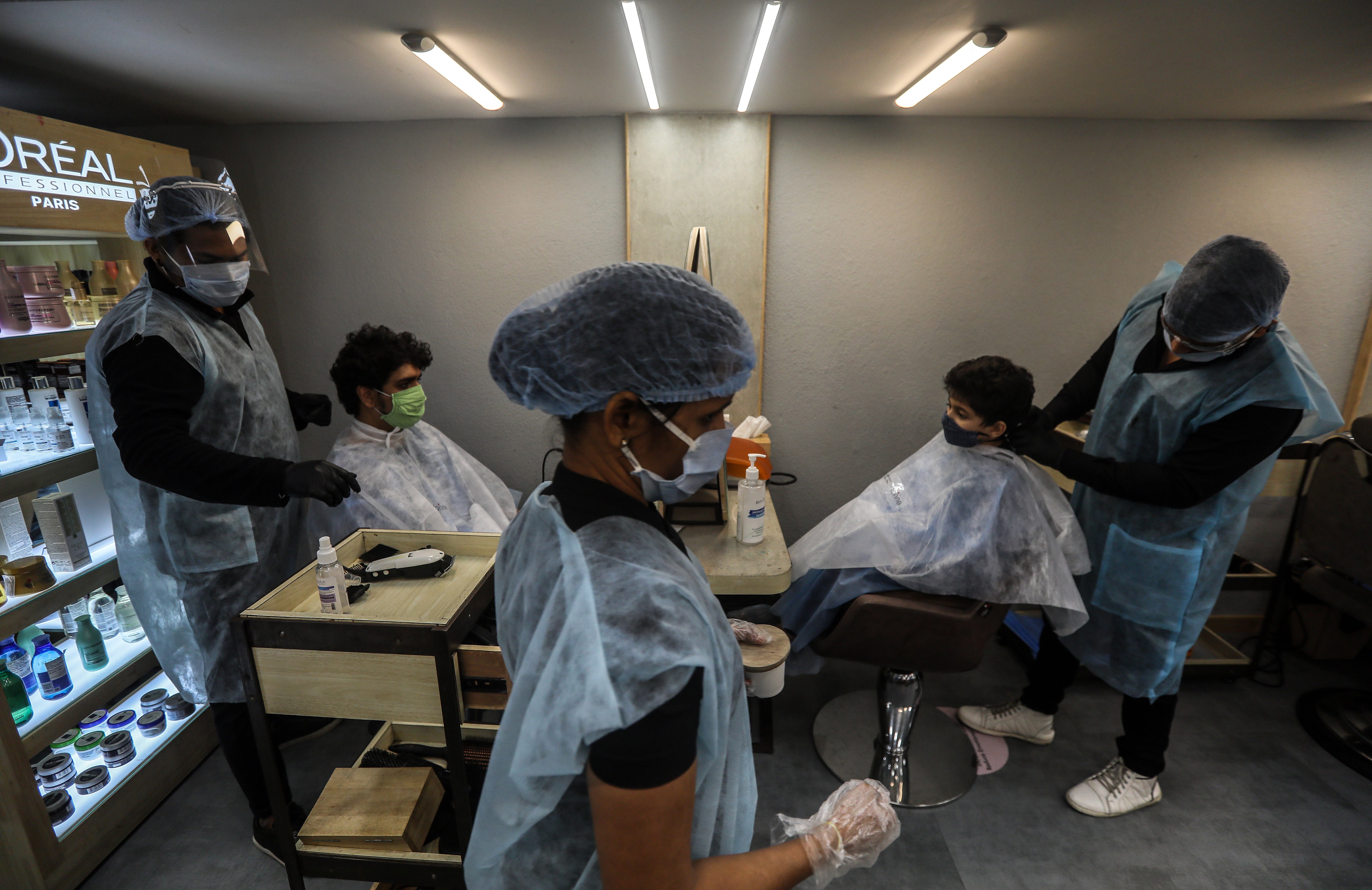 印度孟买:理发店重新开业