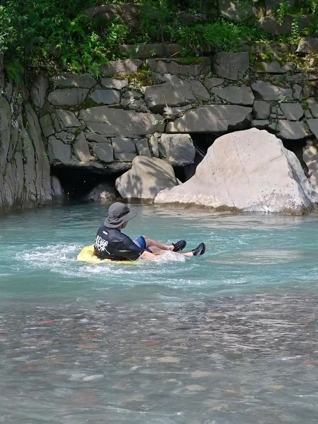 成都雪山下的玻璃水打水仗的太好耍了 这里位于江河滩,江发源于大邑县