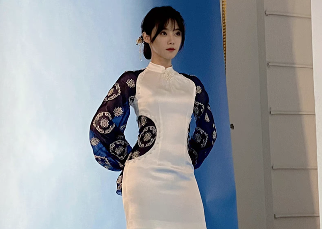 论旗袍美人我只服小钰!黑白紧身旗袍大秀好身材,长腿细腰太绝了