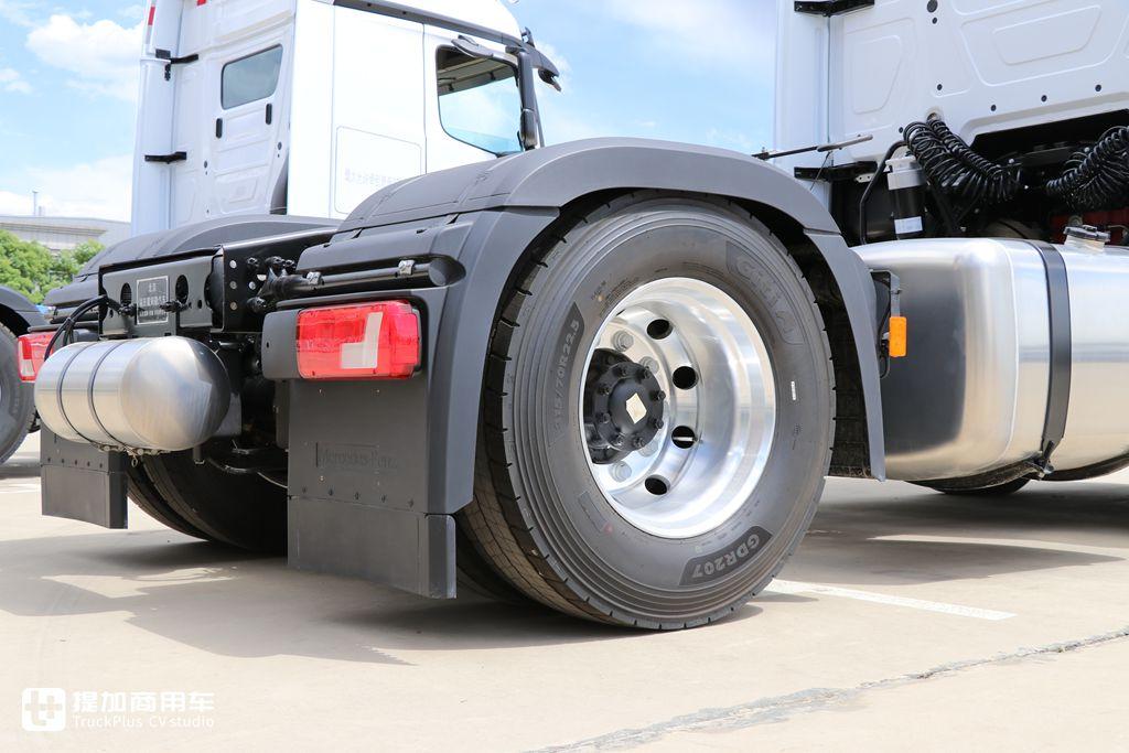 4米超长轴距,奔驰actros c 1858牵引车实拍