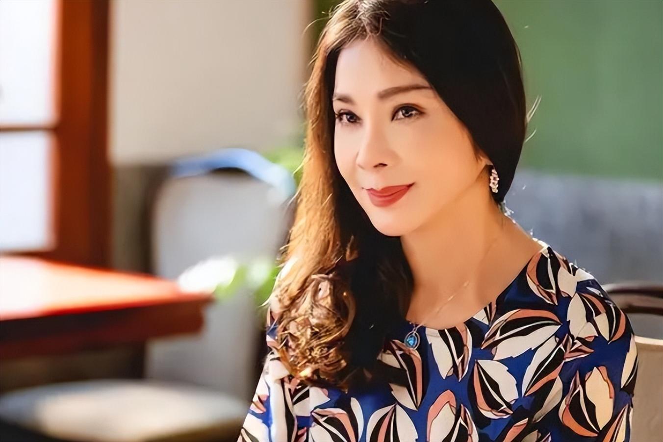 亿万富婆陈美凤:67岁保养得像40岁,追求者不断,男友比她小30岁